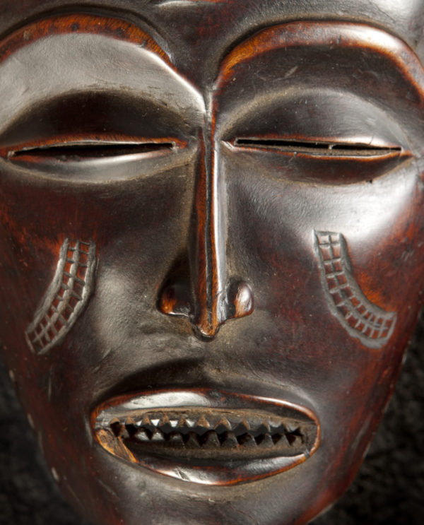 Maschera Angola Chokwe P0030 - Art Primitivo e contemporaneo - gallery Arts - arte primitiva africa - shop - spoleto umbria
